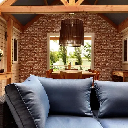 בקתה Comfy Chalet With Micro-wave, Near The Wadden Sea *