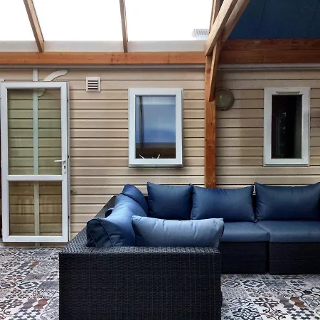 בקתה Comfy Chalet With Micro-wave, Near The Wadden Sea