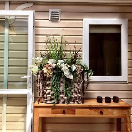 Comfy Chalet With Micro-wave, Near The Wadden Sea בקתה *