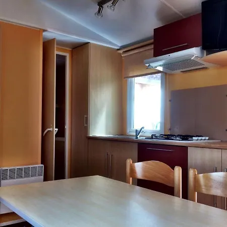 Comfy Chalet With Micro-wave, Near The Wadden Sea בקתה *