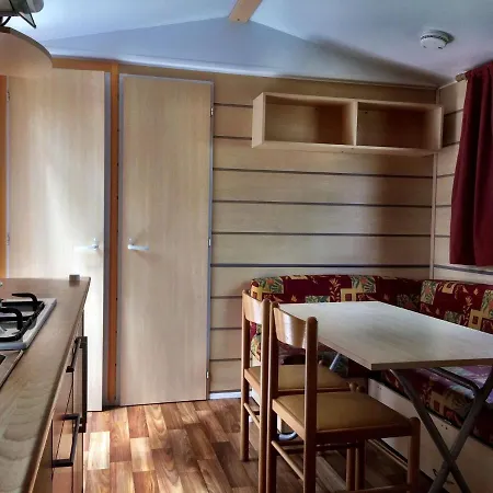 בקתה Comfy Chalet With Micro-wave, Near The Wadden Sea *