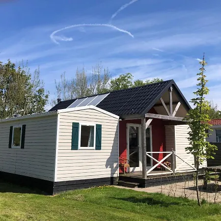 בקתה Comfy Chalet With Micro-wave, Near The Wadden Sea Hippolytushoef