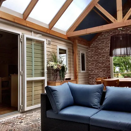 בקתה Comfy Chalet With Micro-wave, Near The Wadden Sea *